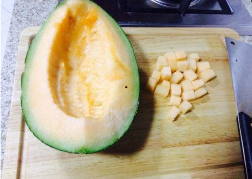 街边吃哈密瓜搞笑视频,笑料百出，网友直呼“太欢乐”