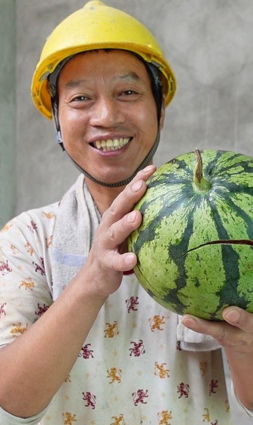 工地吃瓜实拍视频,揭秘建筑工地的真实生活